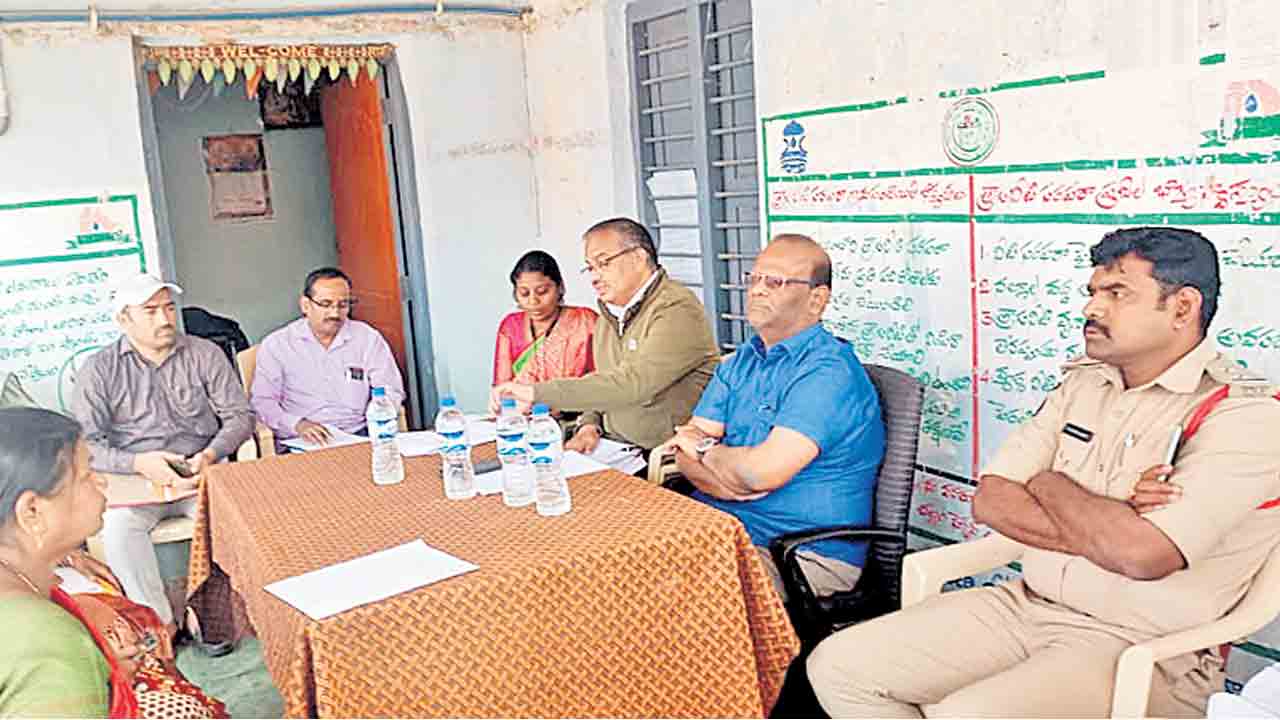 సీతారాంపూర్‌లో జడ్పీ సీఈవో విచారణ