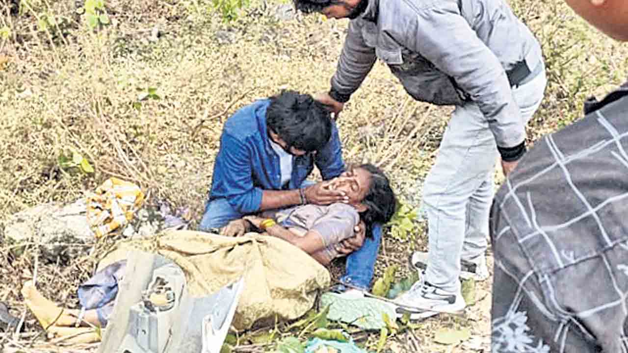 కారు అదుపు తప్పి మహిళ మృతి