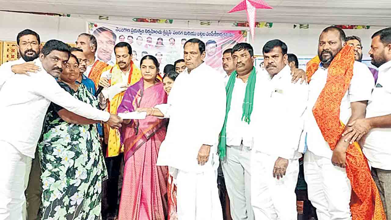 బీఆర్ఎస్తోనే దేశవ్యాప్తంగా కానుకల పంపిణీ