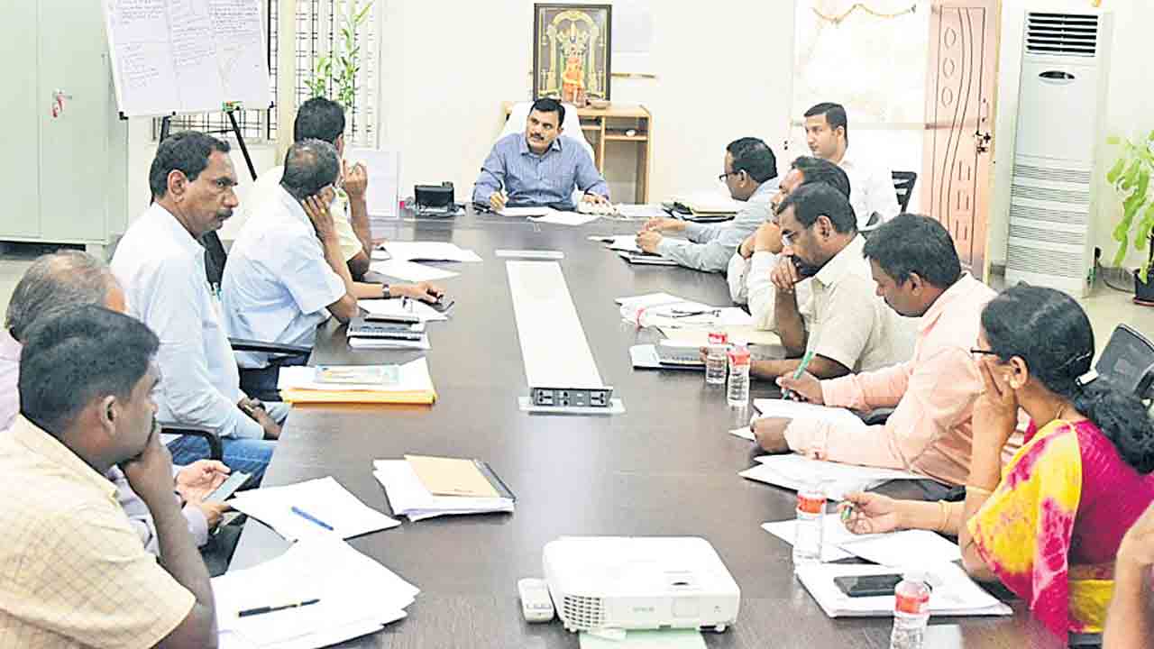 అభివృద్ధి పనులు వేగవంతం చేయాలి