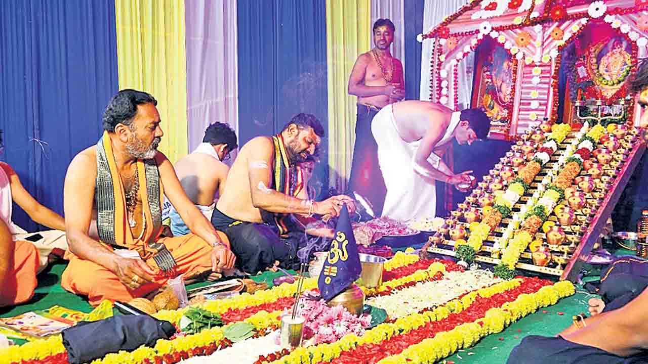 వైభవంగా అయ్యప్ప మహా పడిపూజ