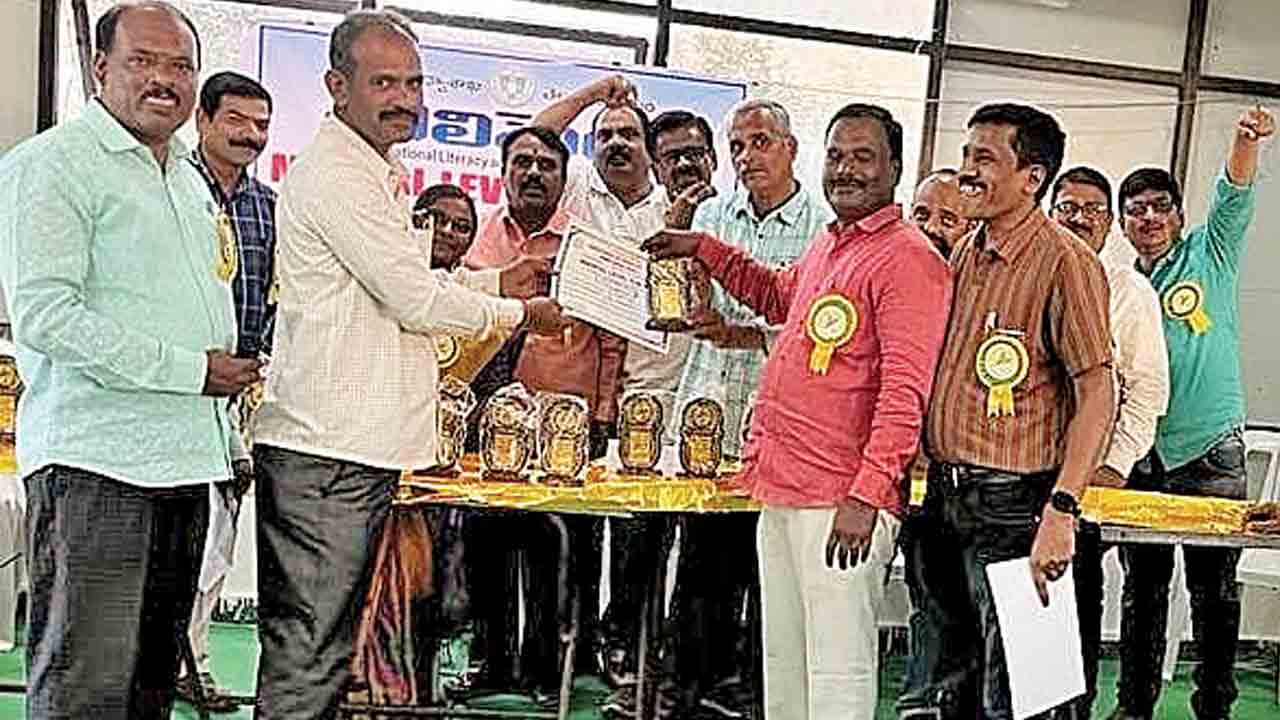 విద్యార్థులను తీర్చిదిద్దాలి