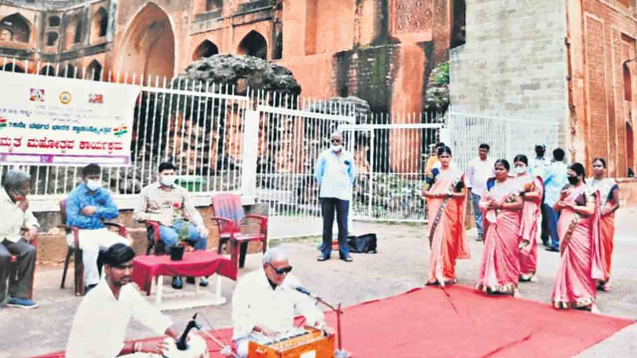 చూపులేకున్నా ప్రతిభలో మేటి