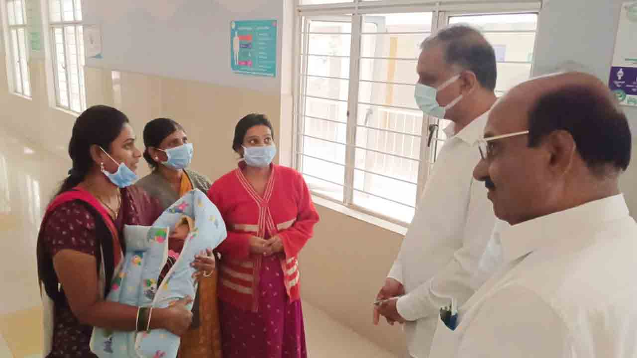 గజ్వేల్‌ ప్రభుత్వ ఆసుపత్రిని ఆకస్మికంగా సందర్శించిన మంత్రి హరీశ్‌రావు