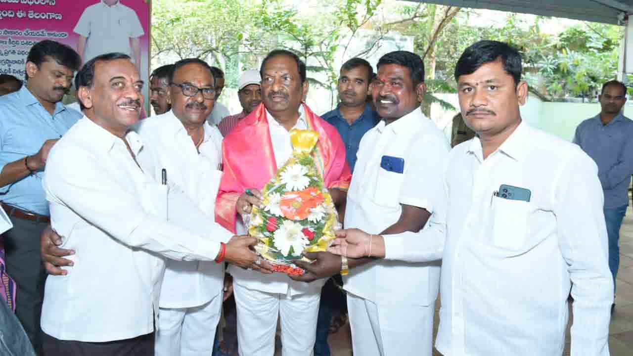 బొకేలు, శాలువాలు బదులు పుస్తకాలు, పెన్నులు పంపిణీ చేయండి : మంత్రి కొప్పుల