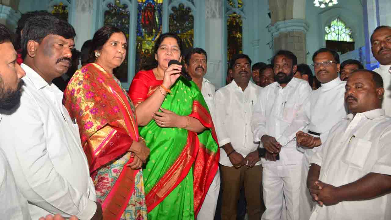 సీఎం కేసీఆర్‌కు ప్రభువు ఆశీర్వాదం ఉండాలి : మంత్రి సత్యవతి రాథోడ్‌