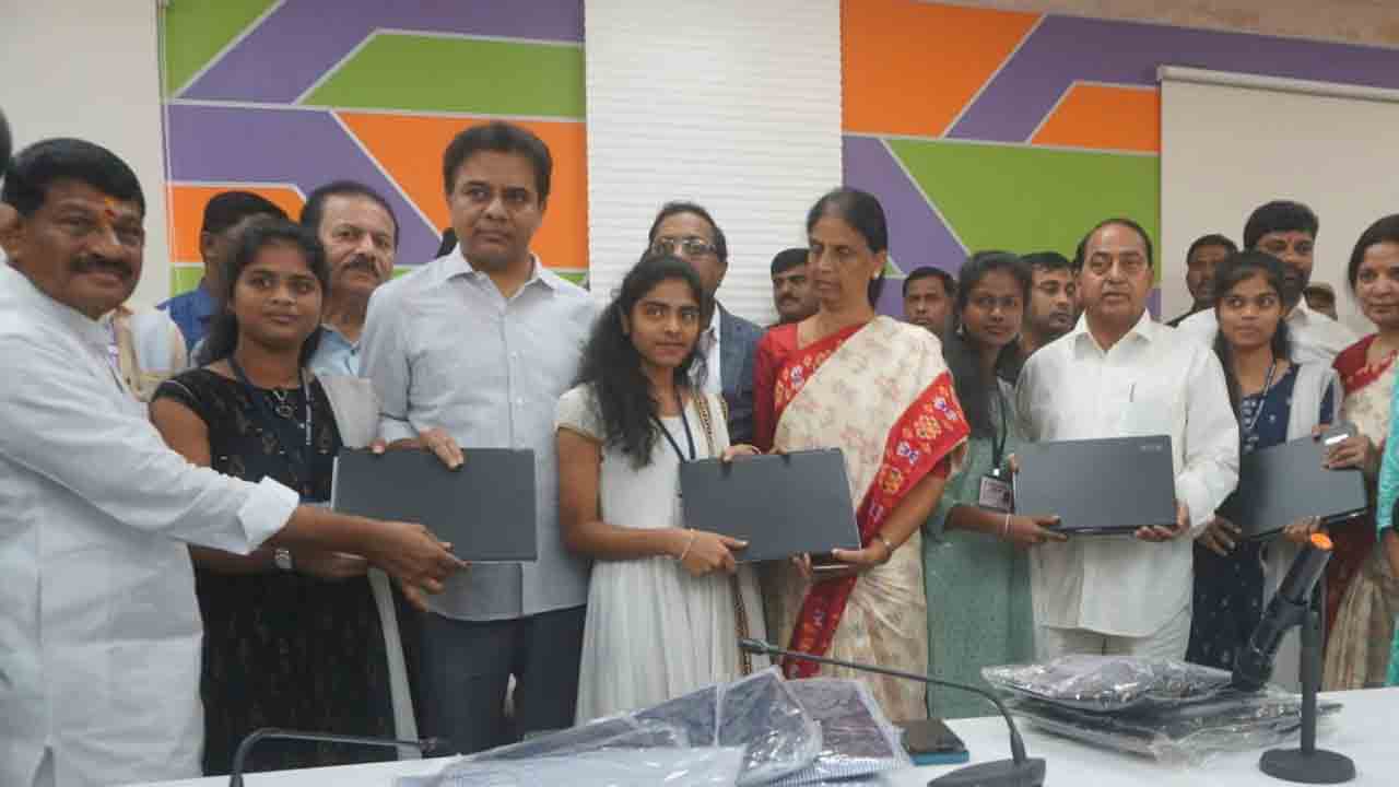 బాసర ఆర్జీయూకేటీ విద్యార్థులకు ల్యాప్‌టాప్‌లు అందజేసిన మంత్రి కేటీఆర్‌