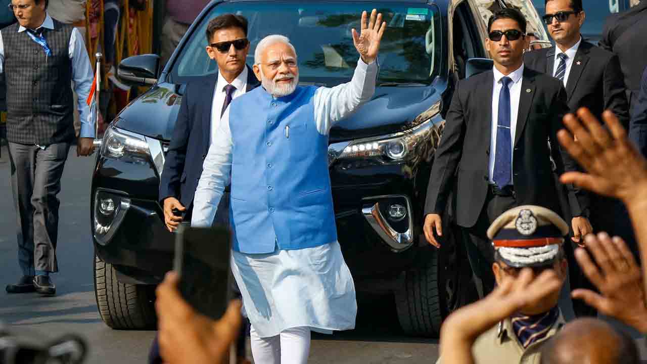 పోలింగ్‌ వేళ మోదీ రోడ్‌షో!