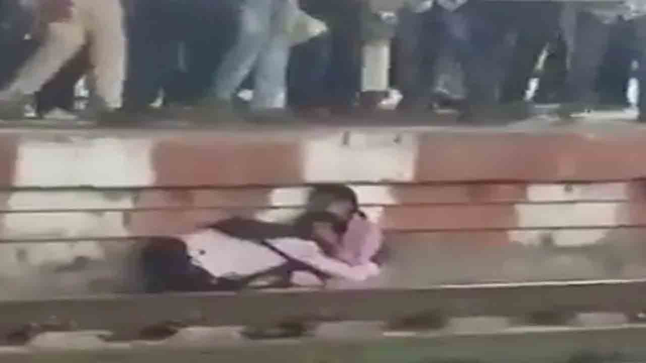 Watch: రైలు ప్రమాదం నుంచి తృటిలో తప్పించుకున్న తల్లి, కుమారుడు