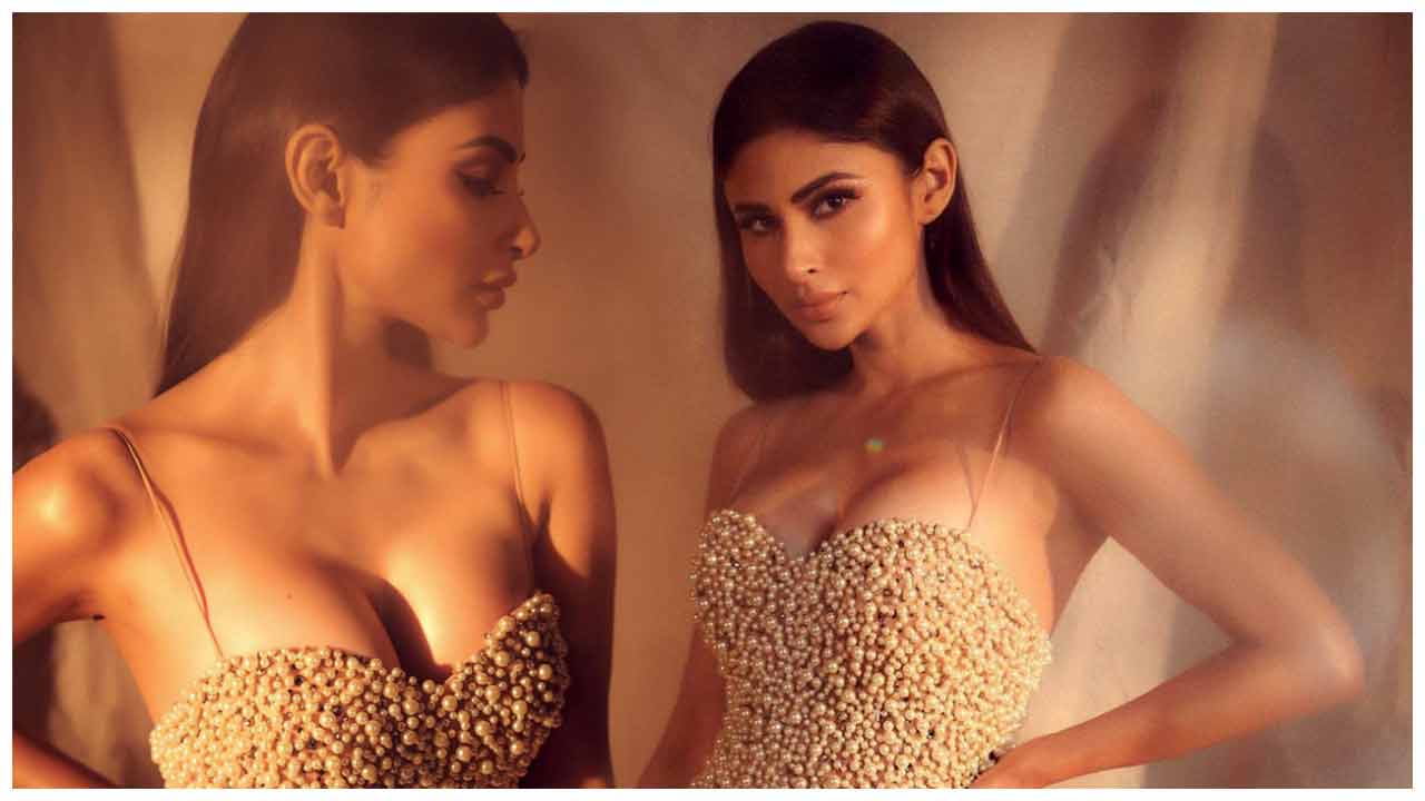 Mouni Roy | మినీ డ్రెస్‌లో మైండ్ బ్లాక్ చేస్తున్న మౌనీ రాయ్‌..