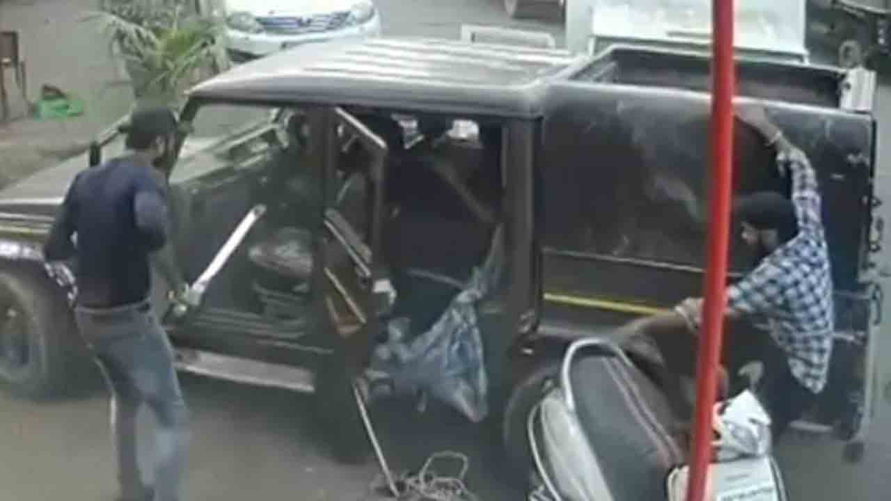 Watch: వ్యక్తిపై కత్తితో దాడి చేసి కిడ్నాప్‌.. స్థానికులను భయపెట్టేందుకు గాల్లోకి కాల్పులు