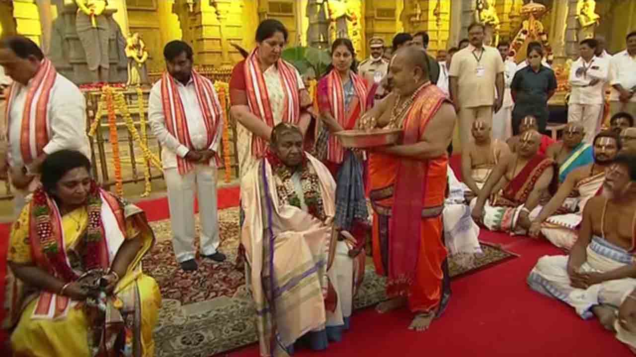 యాదాద్రీశుడిని దర్శించుకున్న రాష్ట్రపతి ద్రౌపది ముర్ము
