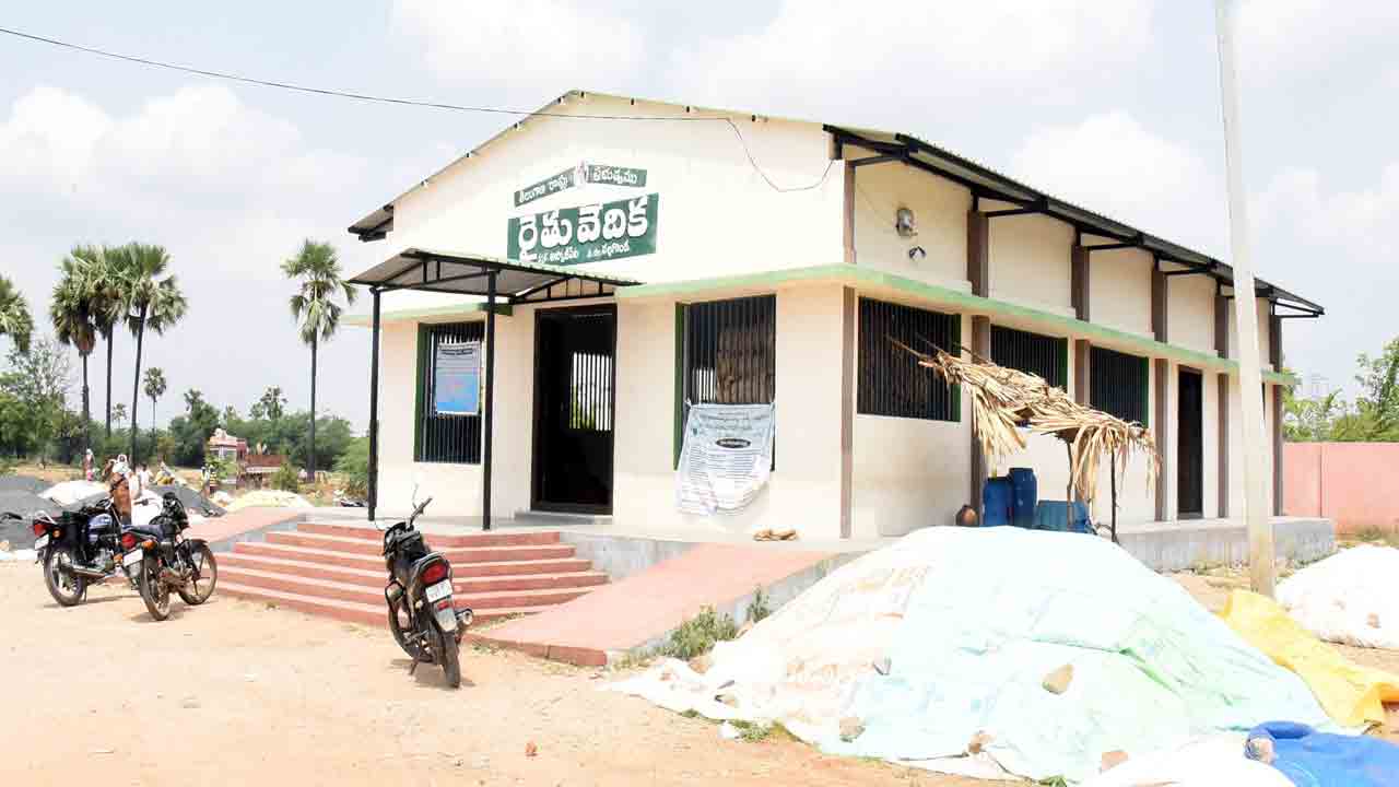 రైతు వేదికలకు నిధులు