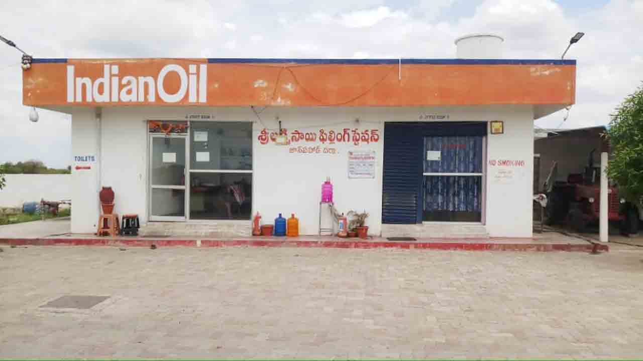 పెట్రోల్‌ బంక్‌లో రూ.1.20 లక్షలు చోరీ