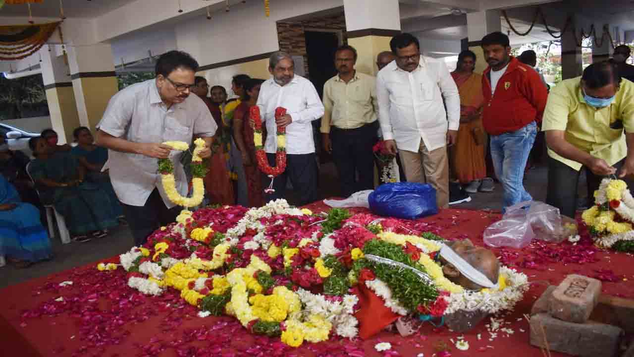 యోధుడికి కన్నీటి వీడ్కోలు
