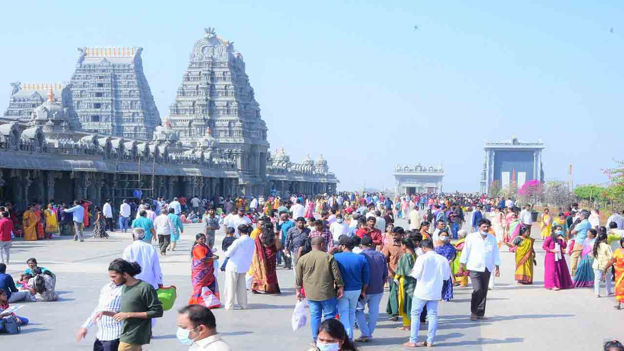 యాదాద్రిలో భక్తుల సందడి