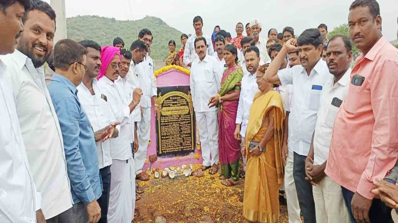 రోడ్ల మరమ్మతులకు రూ.105.12 కోట్లు
