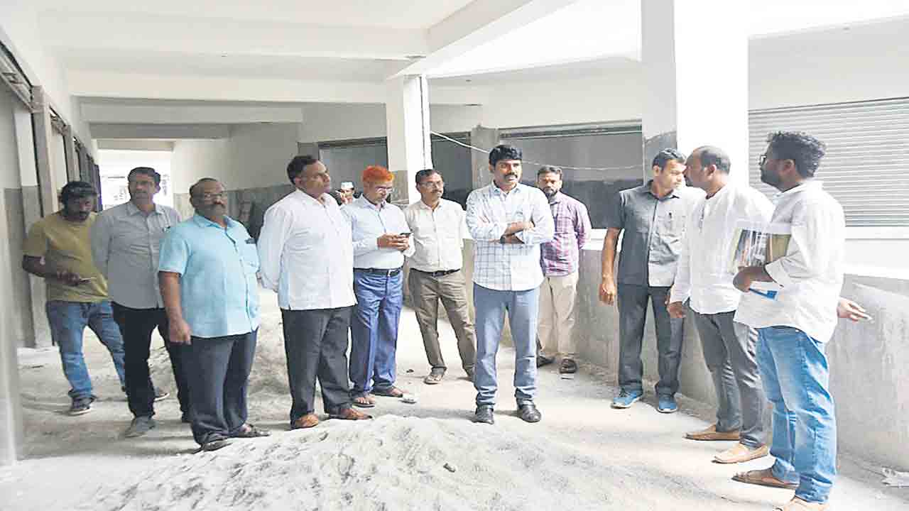 నిర్ణీత గడువులోగా నిర్మాణాలను పూర్తిచేయాలి