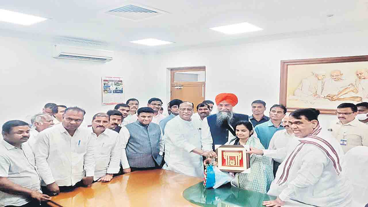 మౌనికకు అభినందనల వెల్లువ