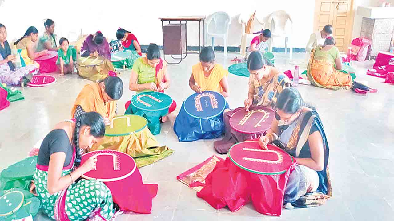 ఆమెకు అండగా.. కుటుంబానికి తోడుగా..