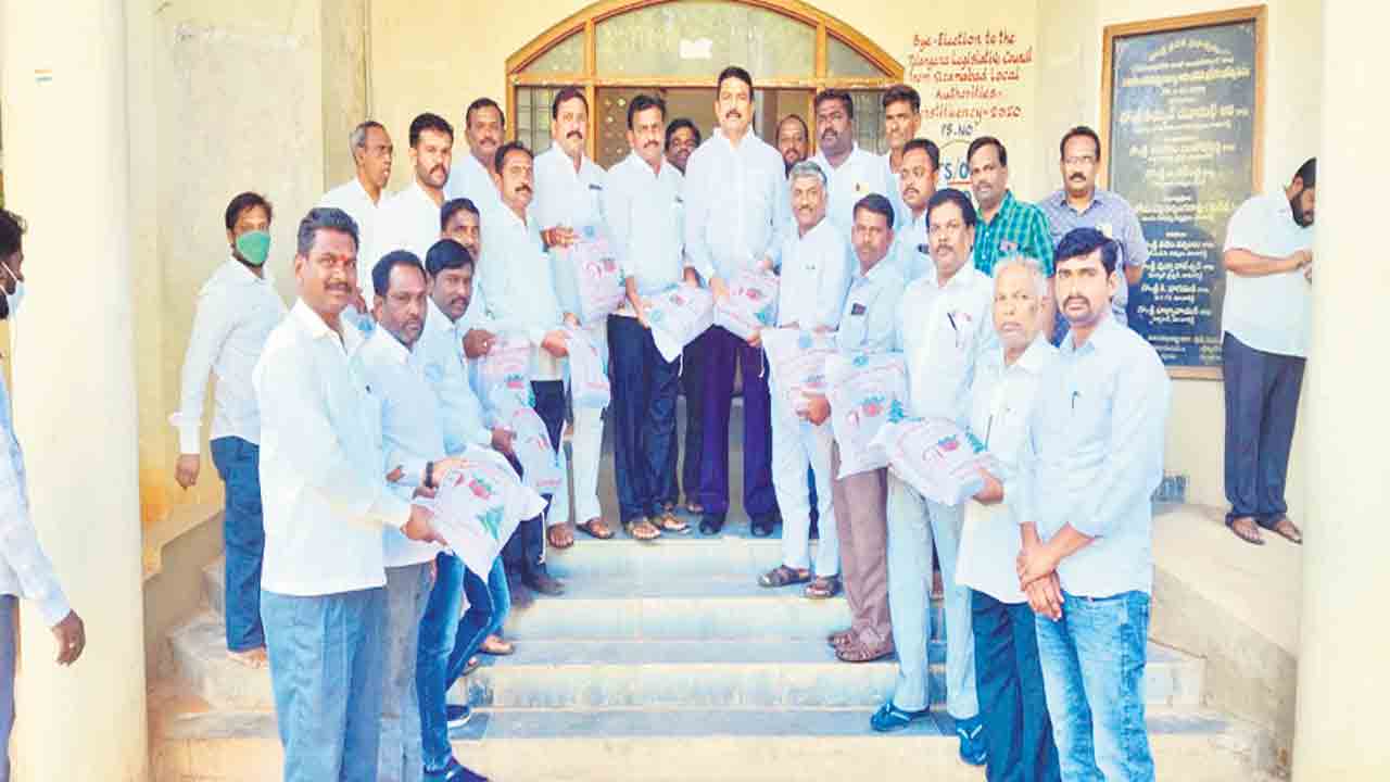 క్రైస్తవులకు క్రిస్మస్‌ కానుకల పంపిణీ