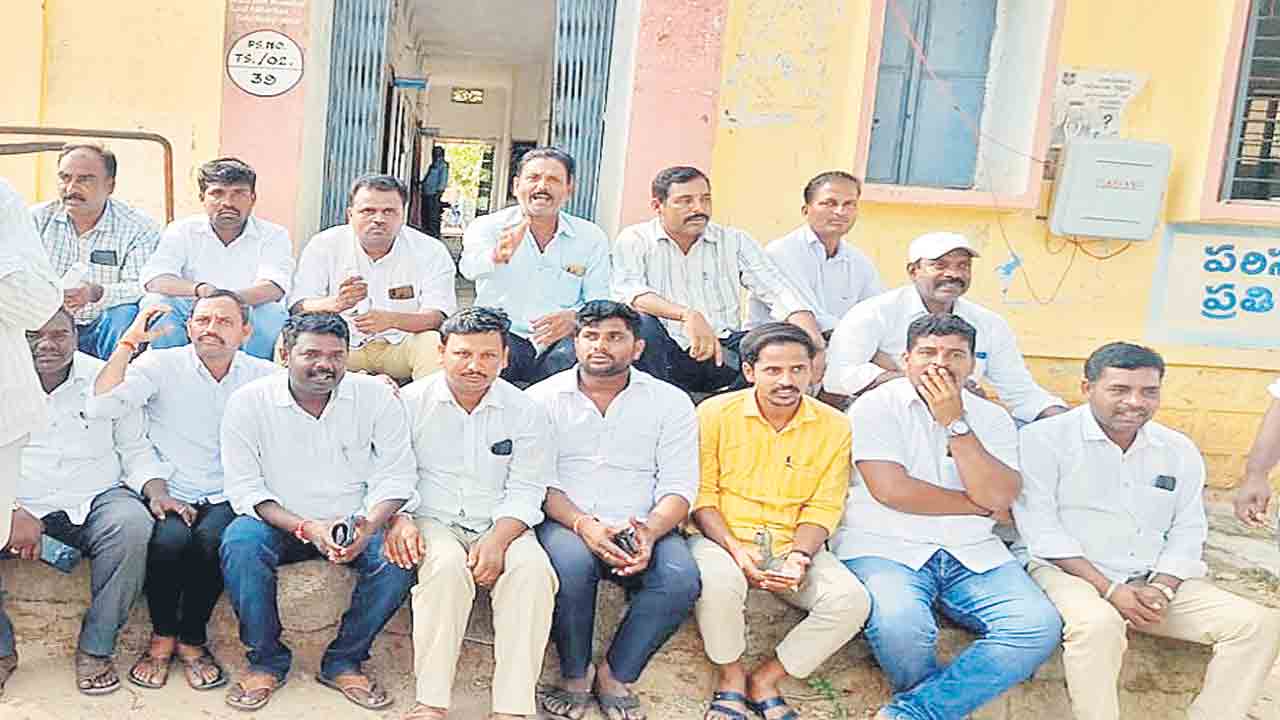 నిధుల డ్రాపై సర్పంచుల నిరసన