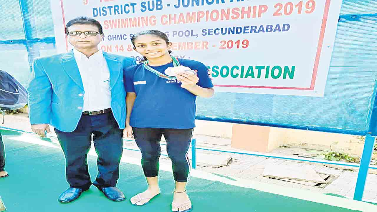 విజయ తీరాలకు ఈదుతూ..