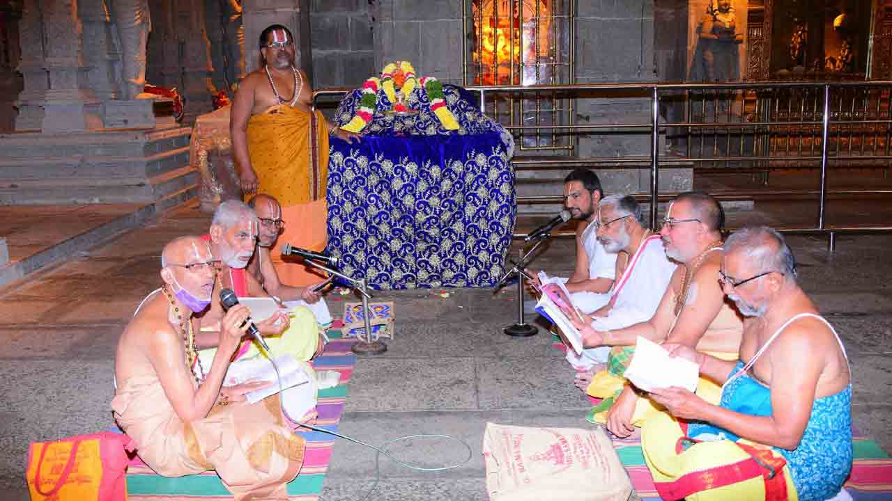 స్వయంభువులకు వైభవంగా నిత్యారాధనలు