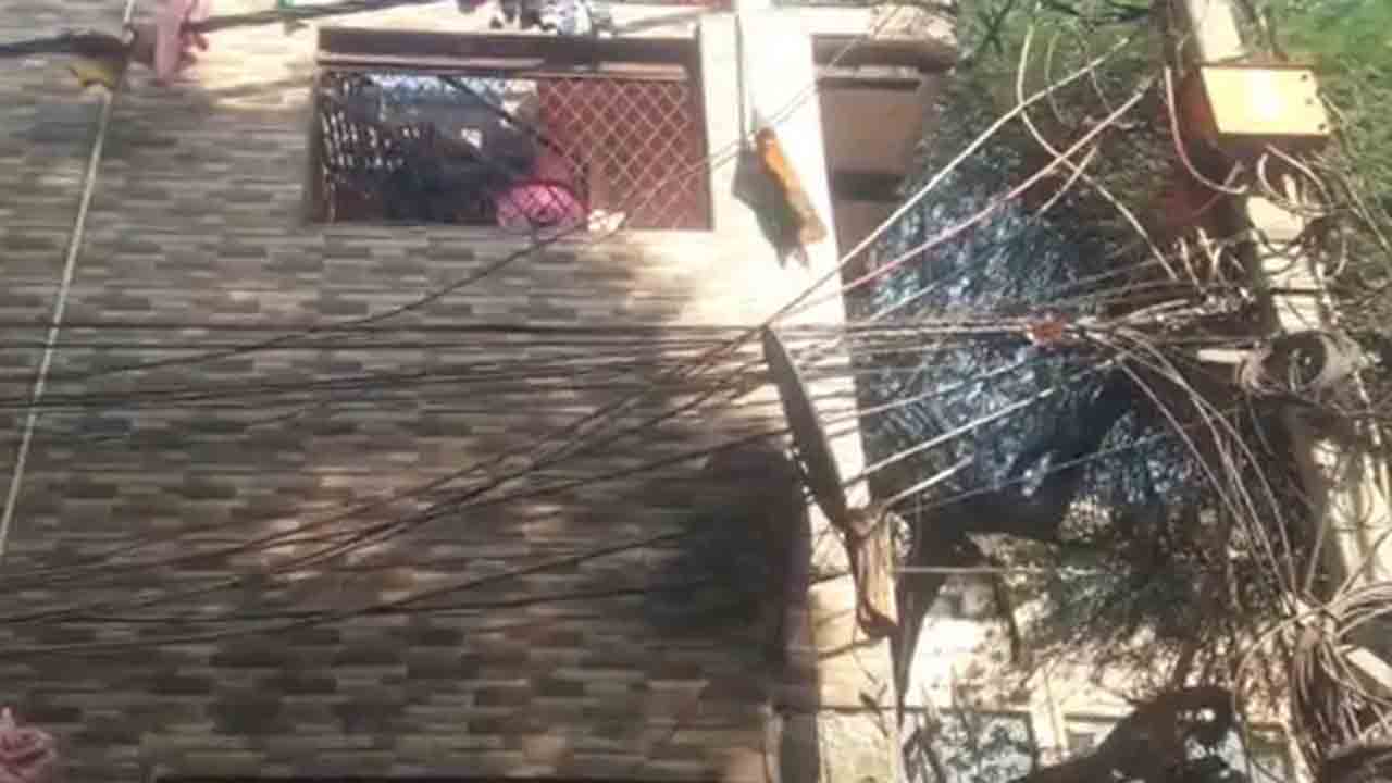 భార్యతో గొడవ.. రెండేళ్ల కుమారుడిని బాల్కనిలోంచి కిందకు తోసేసి..!