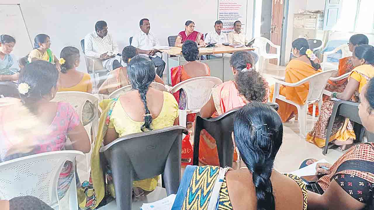 రుణాల పంపిణీ లక్ష్యం సాధించాలి