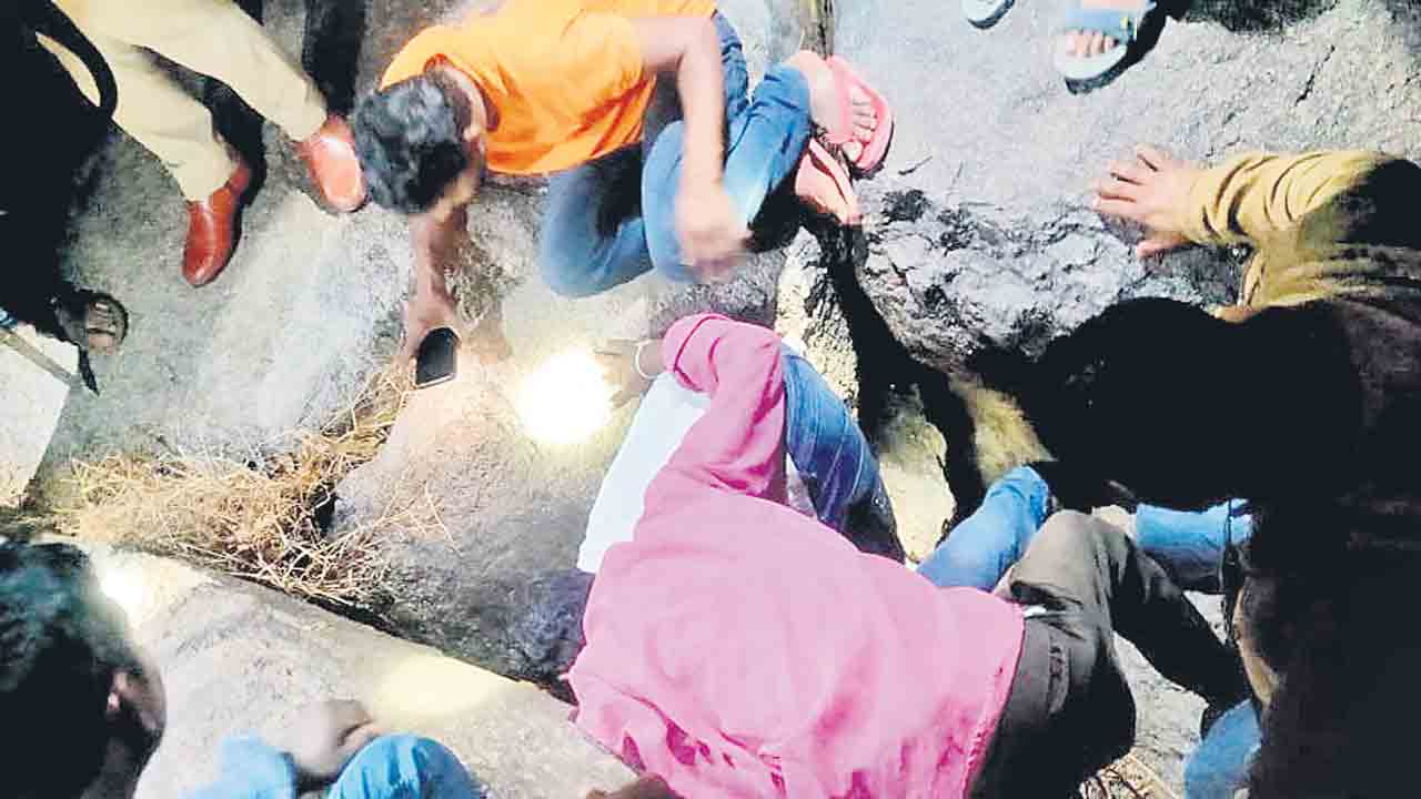 వేటకు వెళ్లి.. ఇరుక్కుపోయాడు