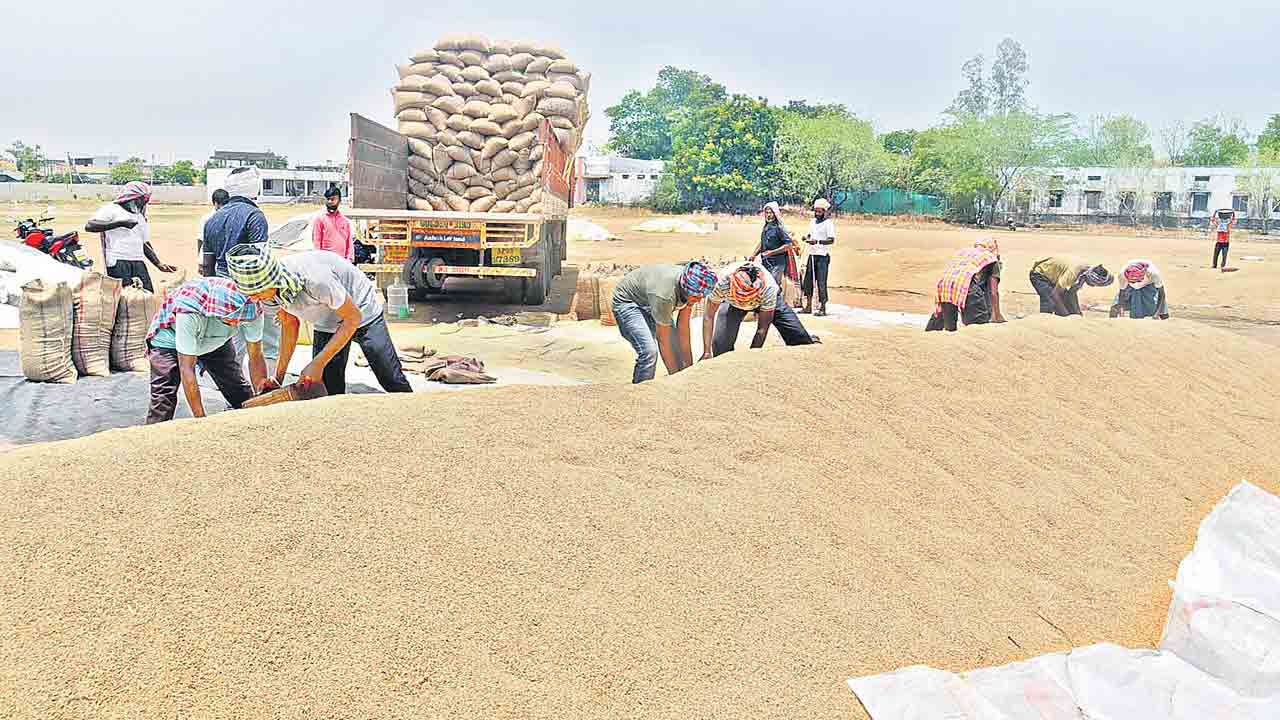 పుట్లకొద్దీ వడ్లు..