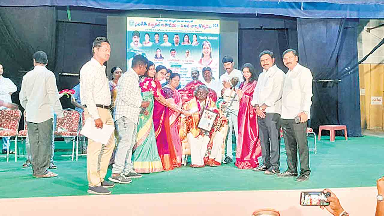 కళాకారులకు సన్మానం