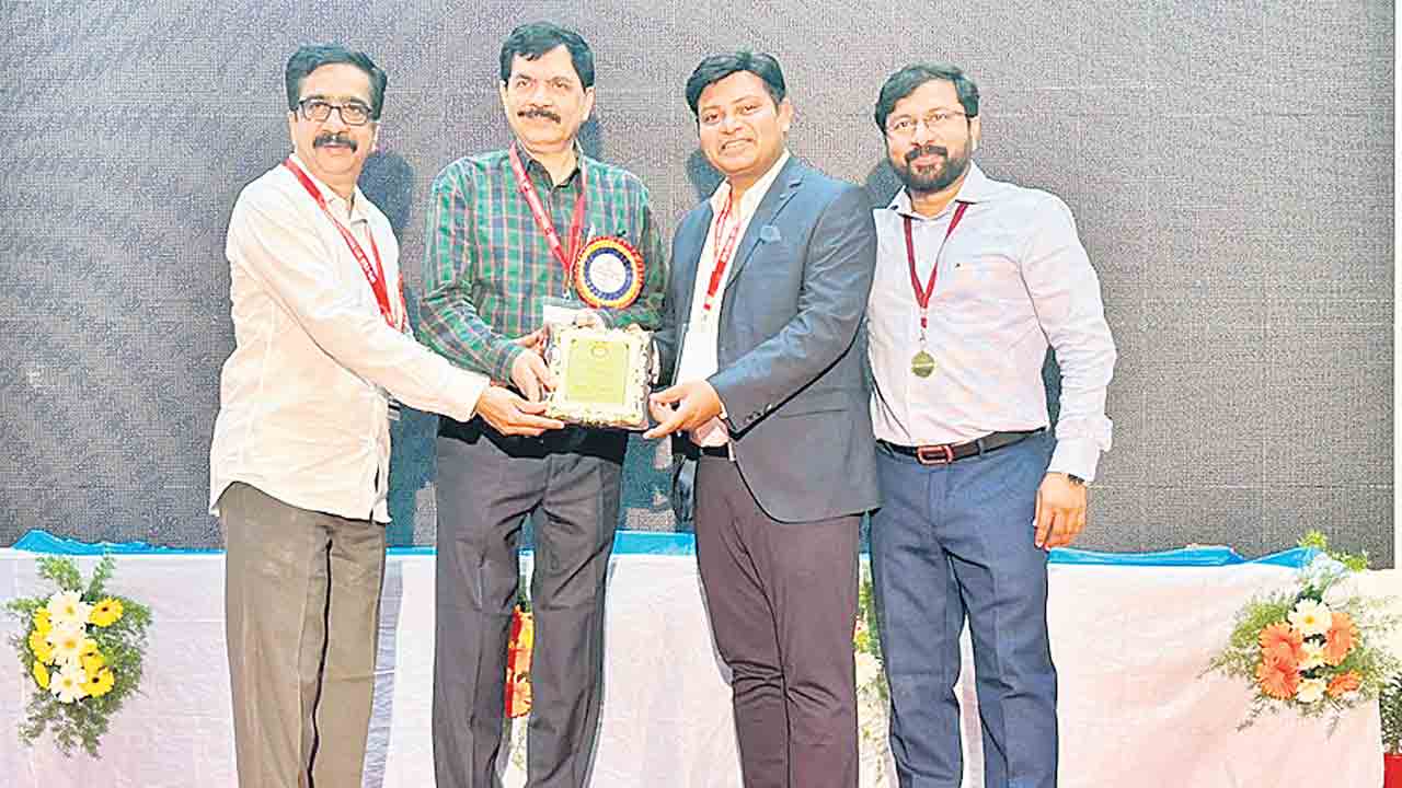 ఇండియన్‌ సైకియాట్రిక్‌ సొసైటీ రాష్ట్ర మహాసభలో డాక్టర్‌ విశాల్‌ ఆకుల