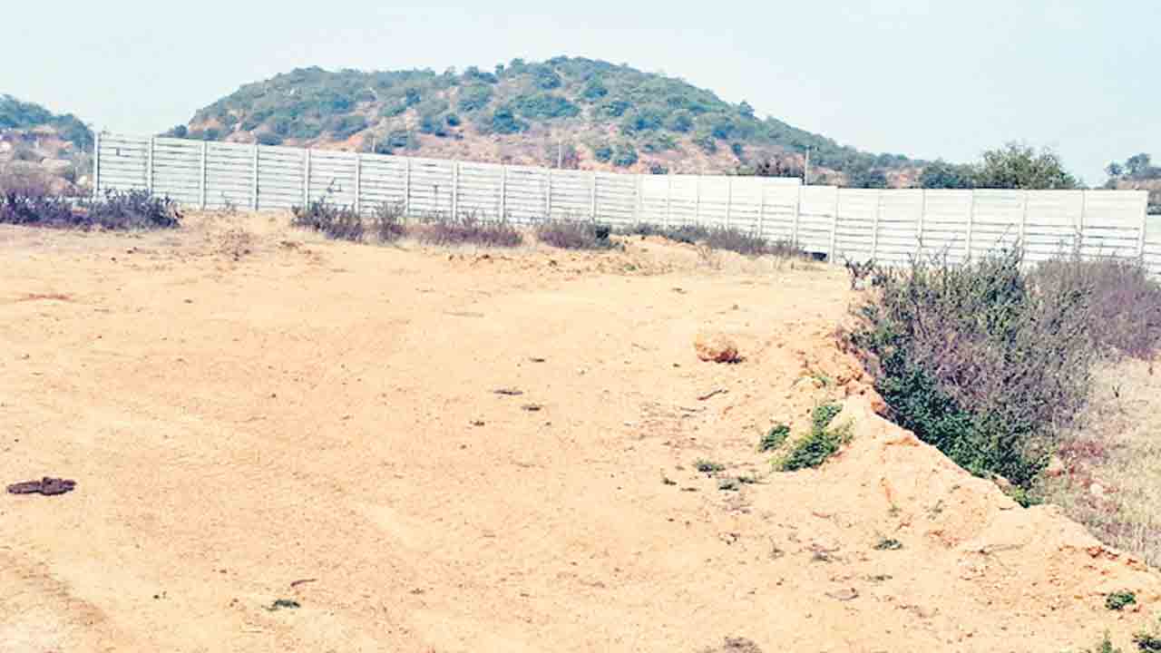 గుండారం క్రీడా ప్రాంగణం కబ్జా