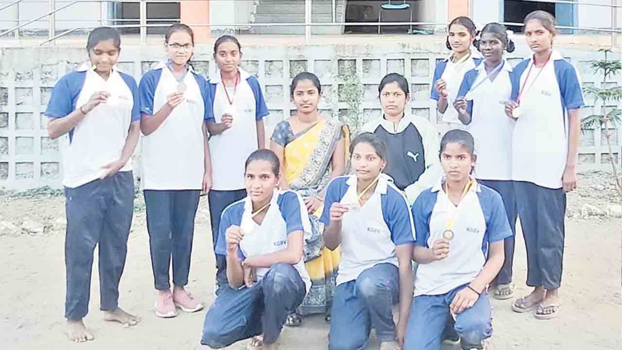 అథ్లెటిక్స్‌ పోటీల్లో గాంధారి కస్తూర్బా విద్యార్థినుల ప్రతిభ