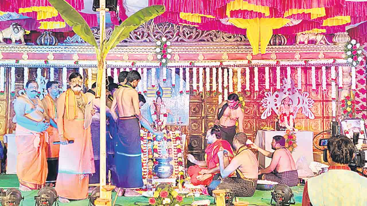 వైభవంగా అయ్యప్ప స్వామి సామూహిక పడిపూజ