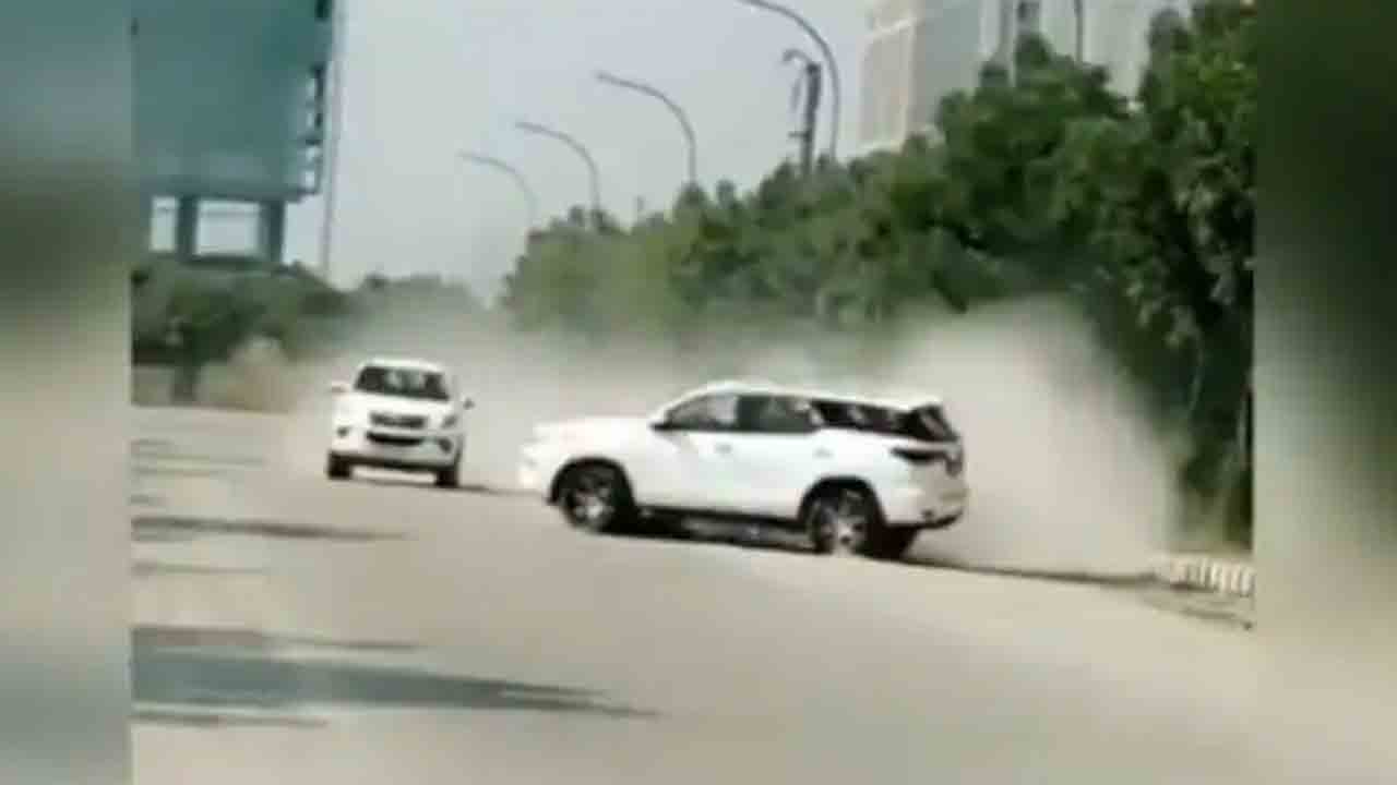 Watch: ఖరీదైన కార్లతో రోడ్లపై విద్యార్థుల స్టంట్లు.. వీడియో వైరల్‌