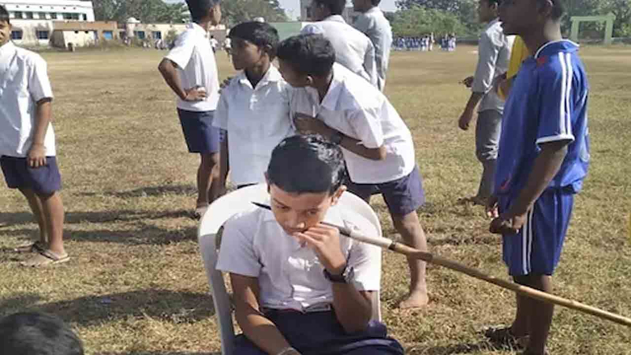 స్కూల్‌లో స్పోర్ట్స్‌ మీట్‌.. విద్యార్థి మెడకు గుచ్చుకున్న జావెలిన్‌