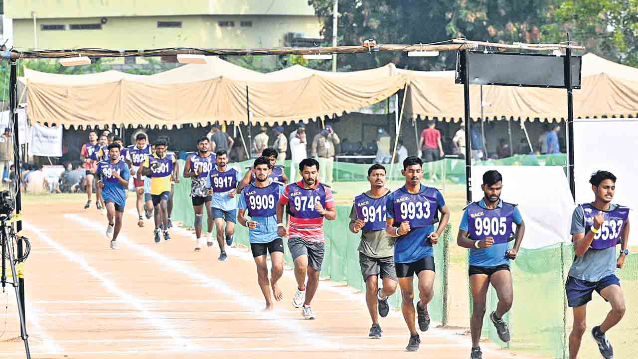 పోలీస్‌ అభ్యర్థులకు దేహదారుఢ్య పరీక్షలు