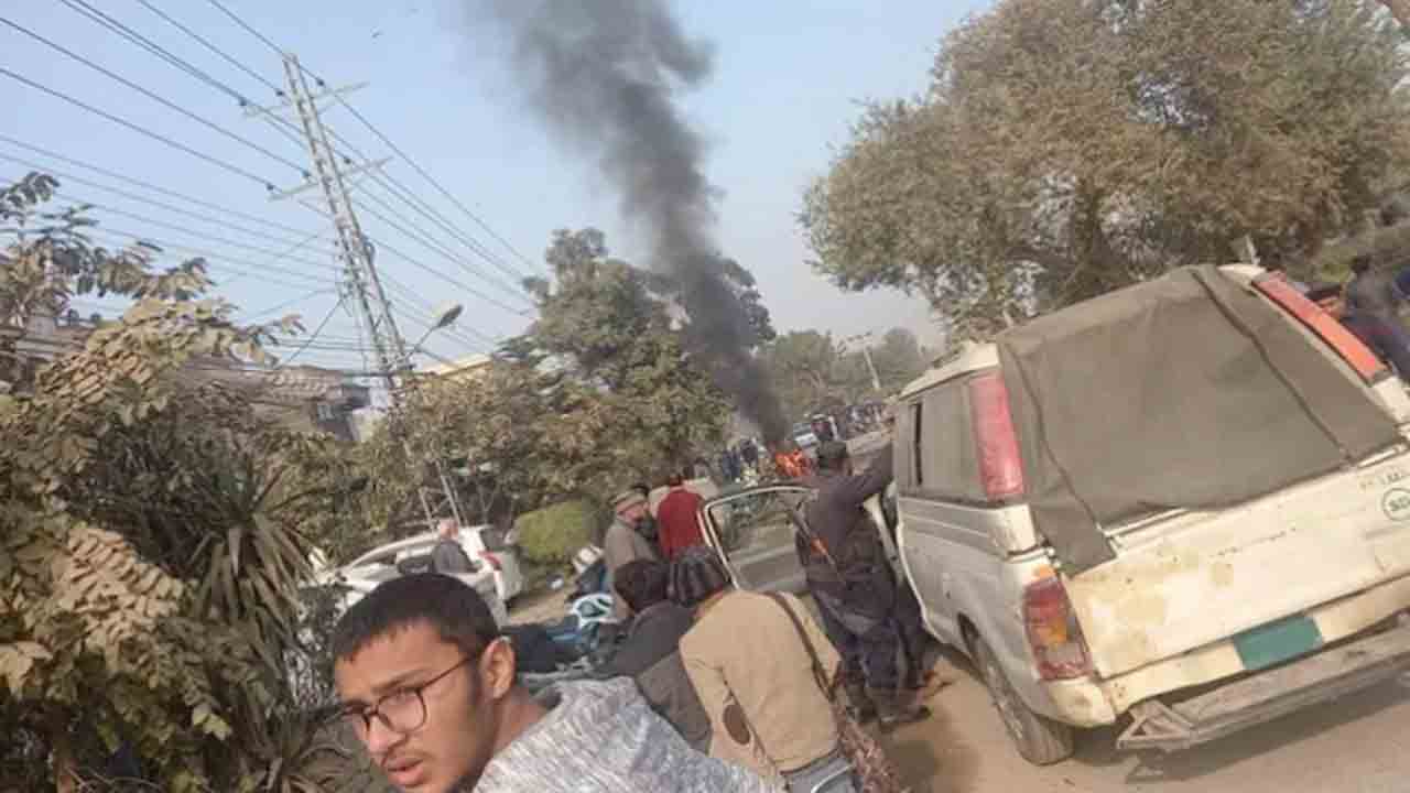 పాకిస్థాన్‌లో ఆత్మాహుతి బాంబు దాడి.. పోలీస్‌ మృతి, పలువురికి గాయాలు