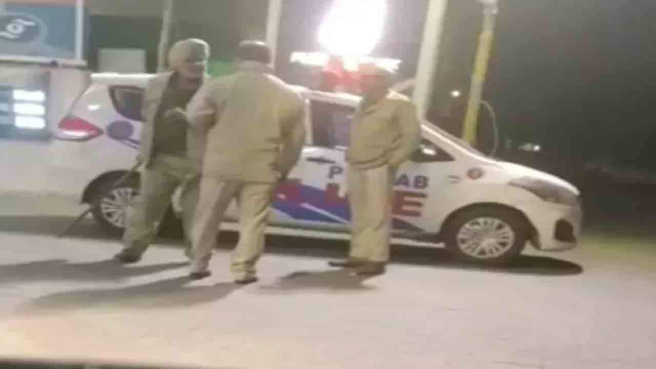 Watch: డ్యూటీలో ఉన్న పోలీస్‌ను లాఠీతో కొట్టిన పోలీసులు.. ఎక్కడంటే?