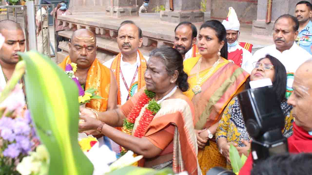 Droupadi Murmu |  శ్రీశైలం మల్లన్న ఆలయంలో రాష్ట్రపతి ముర్ము ప్రత్యేక పూజలు