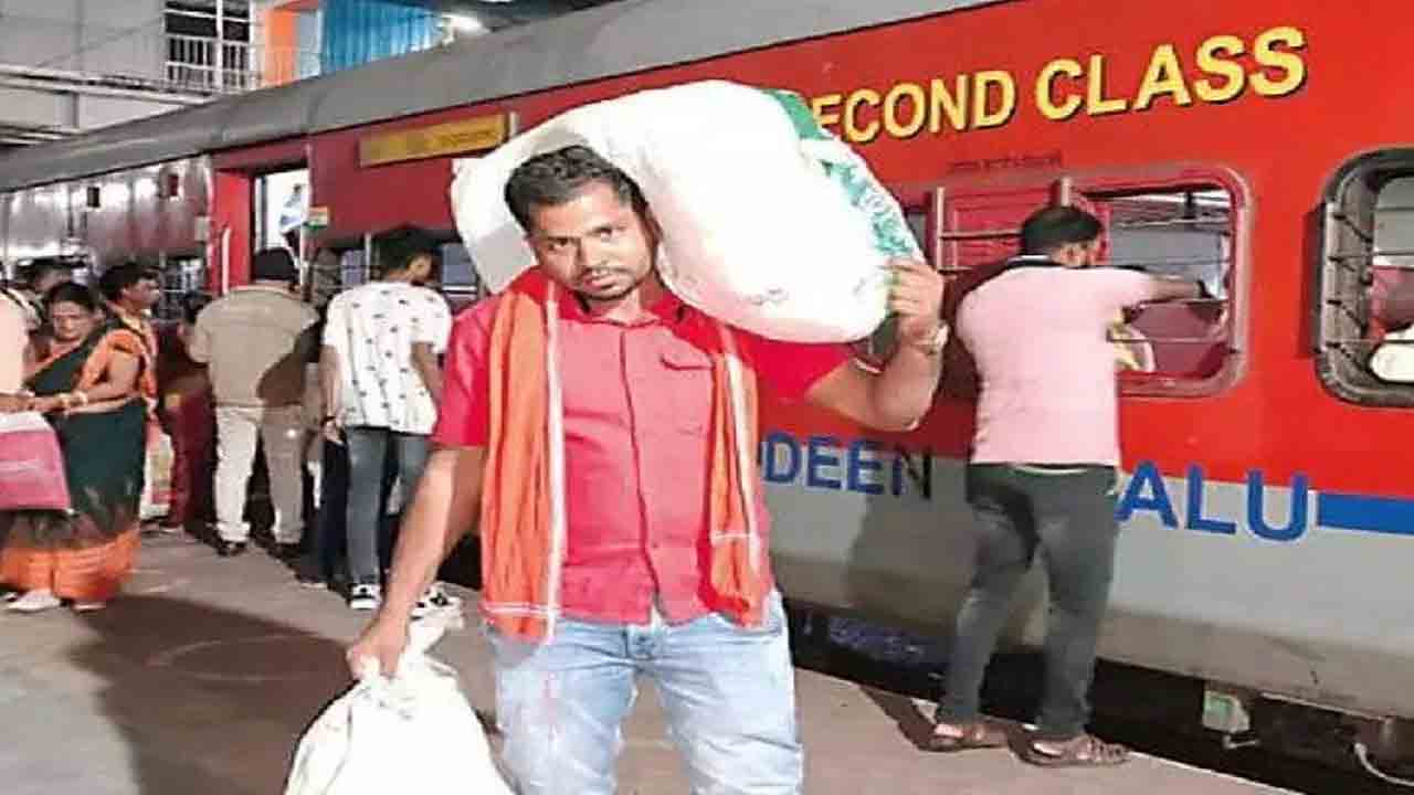 ‘మూన్‌లైటింగ్‌’ లెక్చరర్‌!