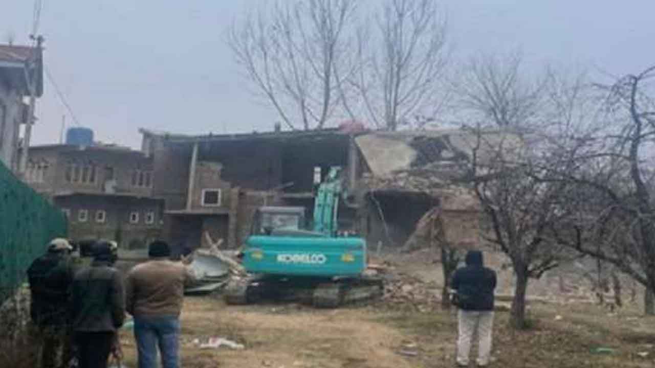 Bulldozer strikes | జమ్ములో మొదలైన బుల్‌డోజర్‌ ట్రెండ్‌.. పుల్వామా ఘటన నిందితుడి ఇల్లు ధ్వంసం