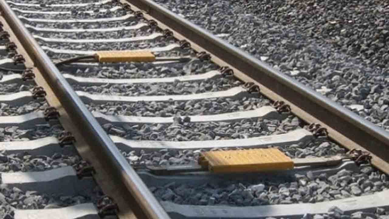 రైలు ఢీకొని వ్యక్తి మృతి