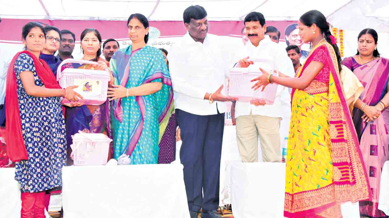 ఆడబిడ్డలకు మామగా.. చిన్నారులకు తాతగా..