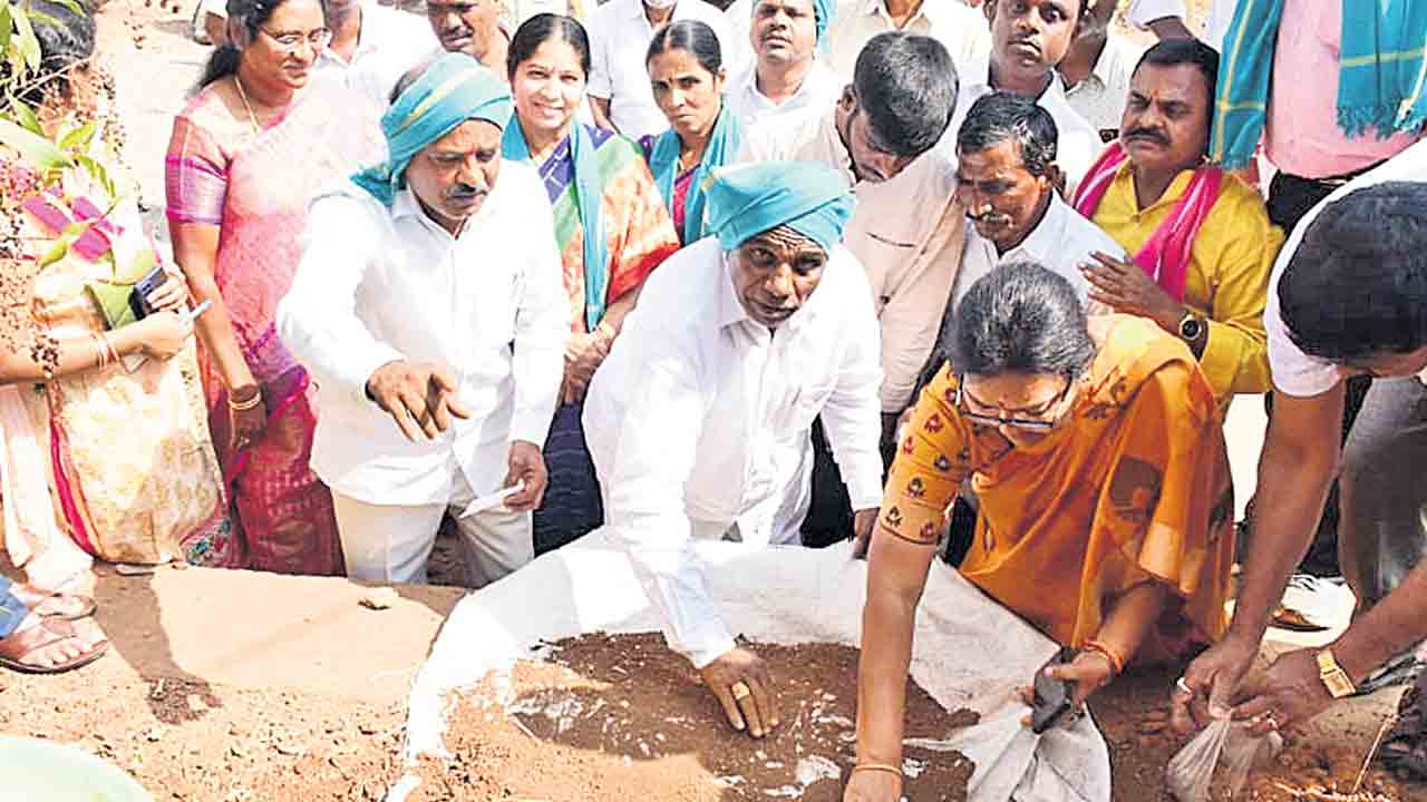 భూసార పరీక్షలు నిర్వహించి అవగాహన కల్పించాలి