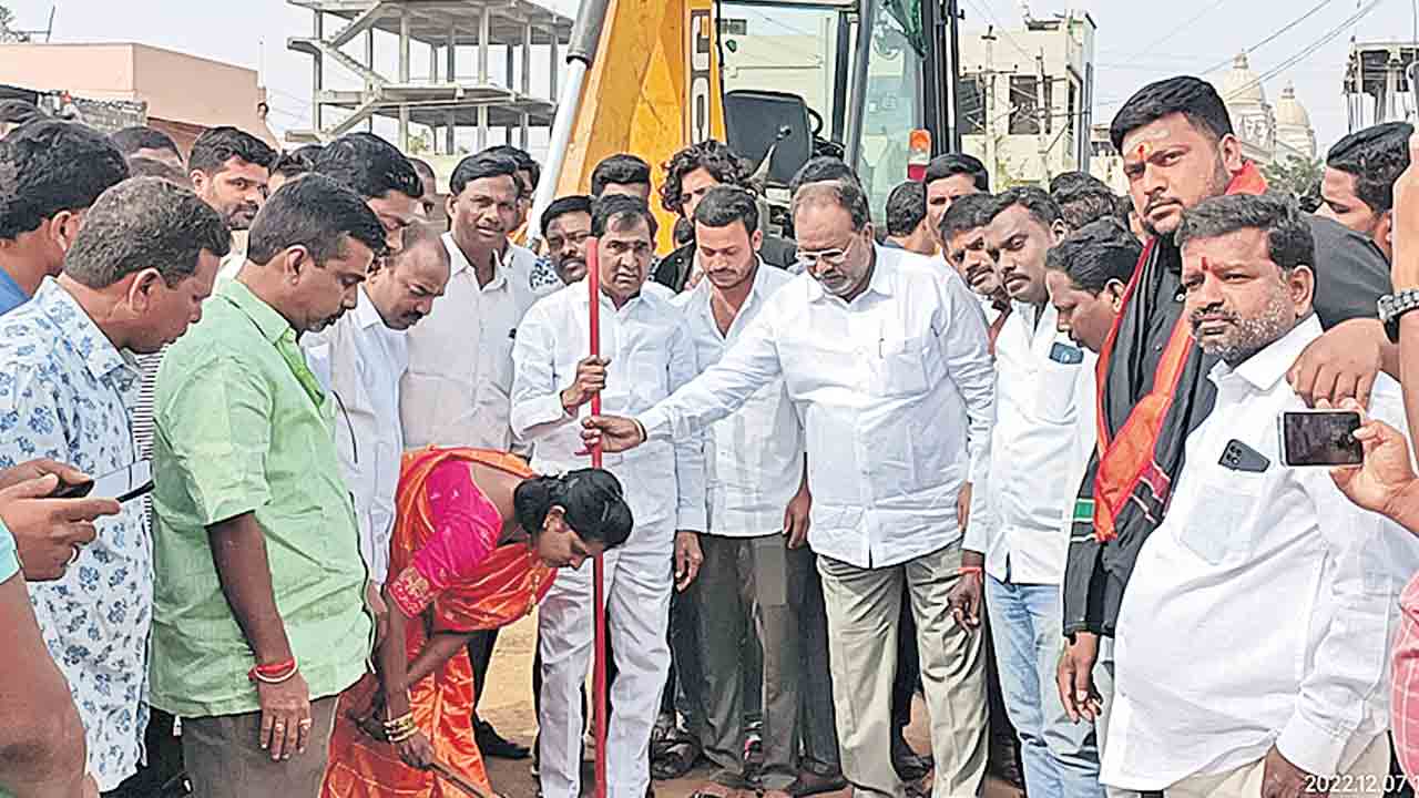 ఇండ్ల కోసం దళారులను ఆశ్రయించొద్దు