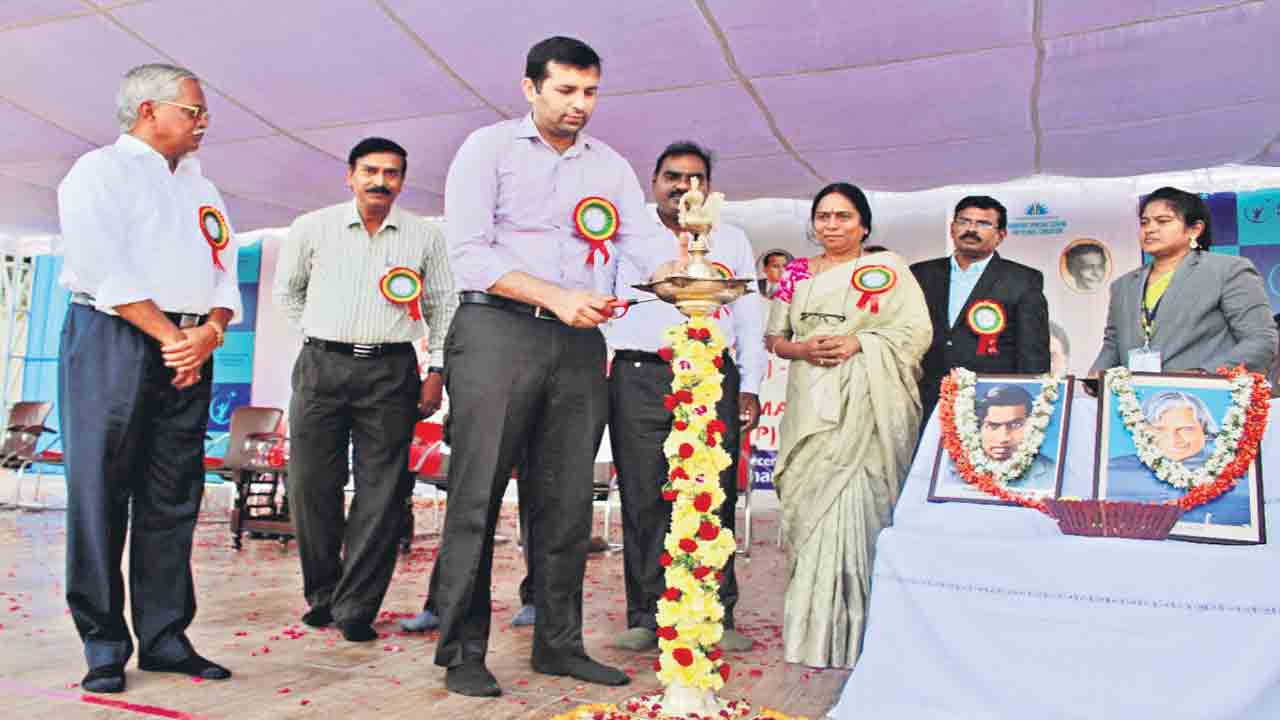 విద్యార్థులు సైంటిస్టులుగా ఎదగాలి